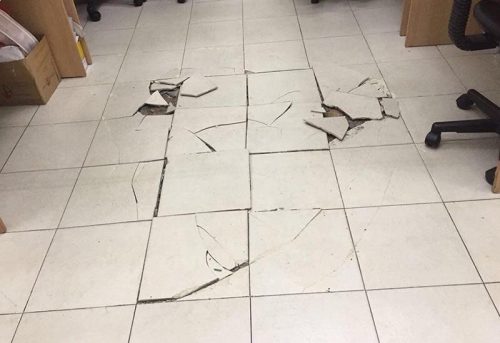 Nguyên nhân gạch lát nền bị phồng rộp, nứt vỡ? Cách xử lý đơn giản nhất. 4 z4585870674741 9bb9c18bee351f71a9b1390fd9a57a12